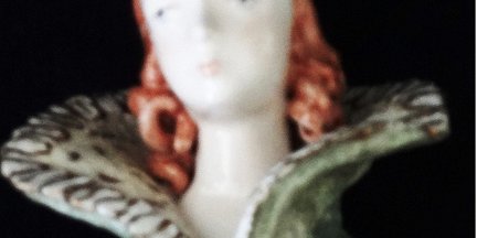 Figure - Figura Cordey a women bust in classical green dress and brown hair, with a size of 6 inches high. Cordey busto de mujer en traje clásico color verde y pelo marrón, con...